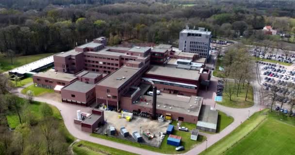 2023年3月15日 比利时安特卫普 特恩豪特 这个无人驾驶飞机的镜头提供了图恩豪特的圣约瑟夫医院的全景 该医院坐落在茂密的绿地中 录像记录了医院的情况 — 图库视频影像