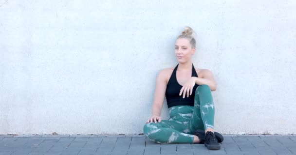 Görüntü Rahatlamış Bir Bayan Sporcuyu Hak Ettiği Molayı Alırken Yakalıyor — Stok video