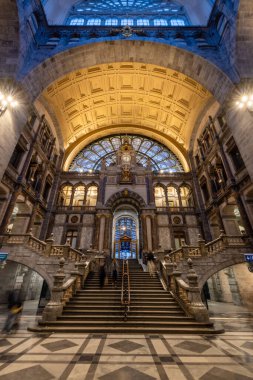 Antwerp, Belçika, 25 Ocak 2024, Antwerp Merkez Tren İstasyonu 'nun ana salonuna çıkan büyük merdiveni çekiyor. Taş merdivenlerin zarafeti, karmaşıklığı.