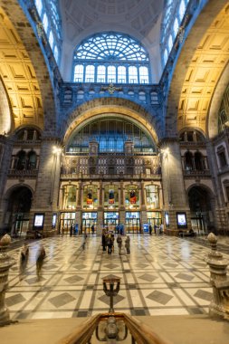 Antwerp, Belçika, 25 Ocak 2024 'te bu fotoğraf Antwerp Merkez İstasyonu' nun görkemli bir iç görüntüsünü sunar. Büyük cam pencere, karmaşık tavan.