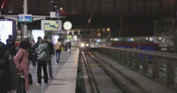 2024年2月25日 比利时安特卫普 在这一库存视频中 我们观察到乘客在等待安特卫普中央车站的火车到达时每天通勤的典型场景 月台很忙 — 图库视频影像