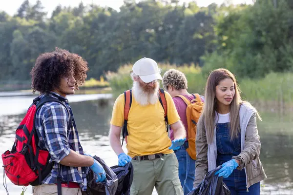 Этом Снимке Изображена Группа Людей Принимающих Участие Экологической Очистке Озера Стоковая Картинка