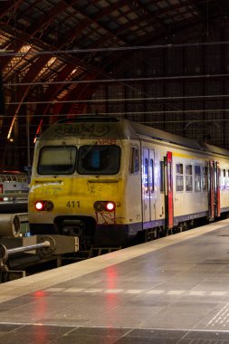 Antwerp, Belçika, 25 Ocak 2024, Antwerp, Antwerp Merkez İstasyonu 'ndaki bir platformda kalkışa hazır bir tren var. Trenler harici gösteriler yapıyordu.