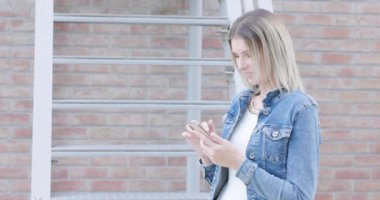 Bu video klipte kot ceketli modaya uygun genç bir kadın var. Akıllı telefonuna tuğla bir duvarın arka planıyla bakıyor ve şehir hayatının bir anını canlandırıyor. Sahne, entegrasyonun