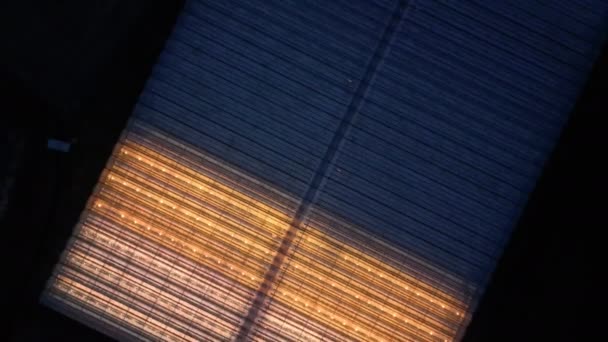 这段录像记录了从一个工业温室的宽敞屋顶反射出来的令人惊叹的阳光空中景象 半透明的光线和阴影的交替模式 — 图库视频影像