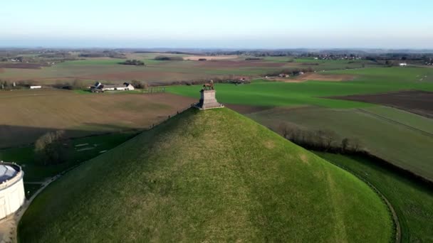 ベルギーのウォータールー 2024年3月13日 このストック映像は 歴史的なウォータールー戦場の中心地であるライオンズマウンドを横断する空中旅の視聴者を撮影します カメラグライド — ストック動画