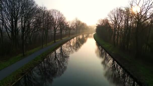 Imagens Drones Revelam Uma Aurora Etérea Sobre Canal Espelhado Cortando — Vídeo de Stock