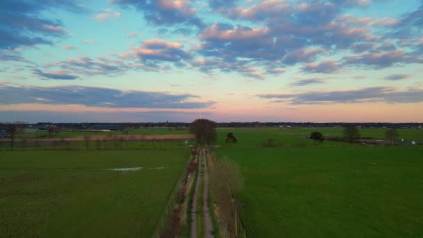 Miarę Zanikania Światła Nagranie Drona Oddaje Eteryczną Jakość Krajobrazu Zmierzchu — Wideo stockowe