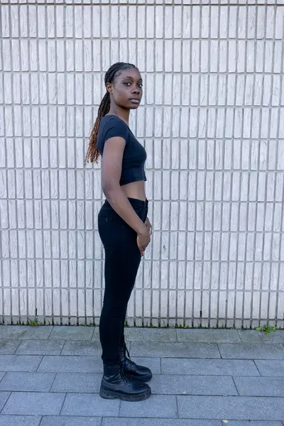 Этом Снимке Изображена Молодая Африканка Уверенно Стоящая Кирпичной Стены Светлого Лицензионные Стоковые Фото