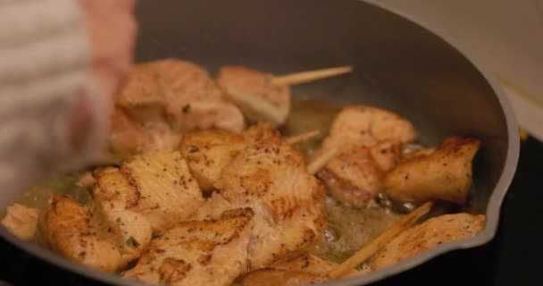 Footage Captures Tantalizing Process Cooking Skewered Chicken Pieces Sizzle Saute — Stock Video