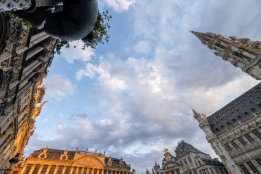 Brüksel, Belçika, 23 Haziran 2023, bu alçak açılı çekim Brüksel 'deki gösterişli cephelerin ve yükselen Grand Place kulelerinin geniş bir görüntüsünü sunuyor.