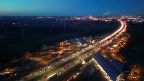 这段夜间无人驾驶飞机拍摄的镜头拍摄了E19高速公路上的繁忙交通 当时它正蜿蜒穿过比利时哈勒郊区 汽车前灯和尾灯的长条条纹创造了一个生动的 — 图库视频影像