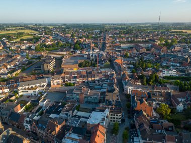 Halle sokaklarının üzerinde yükselen bu hava manzarası, şehrin kentsel yapısının detaylı bir portresini çiziyor. Şehir merkezindeki binaların yoğun ızgarası daha geniş bir yerleşim alanına geçiş yapıyor.