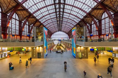 Antwerp, Belçika, 25 Ocak 2024 'te bu görüntü Antwerp Tren İstasyonu' nun merkez salonunu gezginlerin ve ziyaretçilerin faaliyetleriyle dolu güzel bir şekilde yakalıyor. Geniş salon çerçevelenmiştir