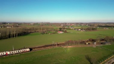 Yukarıdan çekilen bu drone görüntülerinde Belçika 'nın Halle kentinin yeşil kırsalında düzgünce süzülen bir trenin panoramik görüntüsü var. Bölgenin kırsal cazibesi...