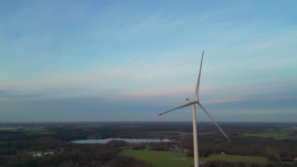 Rozległa Panorama Powietrzna Pojedynczej Turbiny Wiatrowej Dominuje Nad Tym Materiałem — Wideo stockowe
