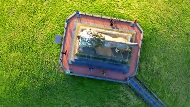ベルギーのウォータールー 2024年3月13日 円形の上向きの動きで撮影されたこのストック映像は 歴史的な戦場で記念碑的な像であるライオンズマウンドの劇的な空中ビューを提供します — ストック動画