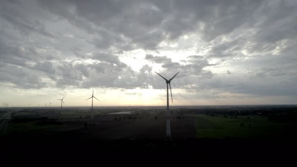 Cette Séquence Présente Une Rangée Éoliennes Debout Contre Ciel Spectaculaire — Video