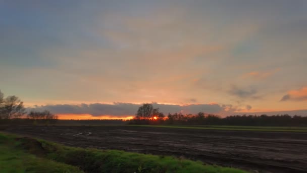 Video Yeni Sürülmüş Tarım Arazilerindeki Günbatımının Nazik Bir Görüntüsünü Içeriyor — Stok video