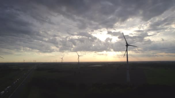 Batan Güneşin Yumuşak Işığında Rüzgar Türbinleri Dramatik Bir Gökyüzüne Karşı — Stok video