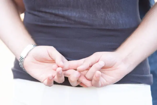Cette Image Concentre Sur Homme Mains Jointes Devant Lui Transmettant — Photo