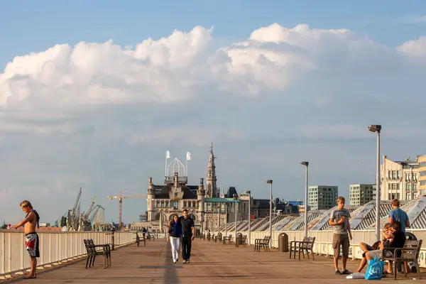 安特卫普 比利时 2012年8月9日 这张图片捕捉了安特卫普码头上放松一天的本质 一对夫妇离开相机 一个女人走近时 她那明亮的黄色 — 图库照片