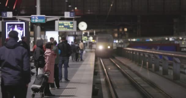 2024年2月25日 比利时安特卫普 这段股票镜头描绘了安特卫普中央车站一个繁忙的夜晚场景 乘客们乘坐一辆通勤列车准备出发 — 图库视频影像