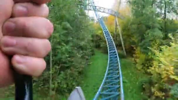 Pengalaman Hati Berdebar Kegembiraan Naik Roller Coaster Ditangkap Dari Perspektif — Stok Video