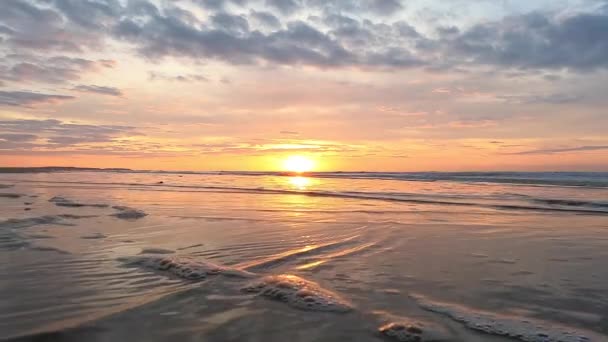 슬로우 영상은 조용한 해변에서 일몰의 조용한 아름다움을 포착하며 해안을 부드러운 — 비디오