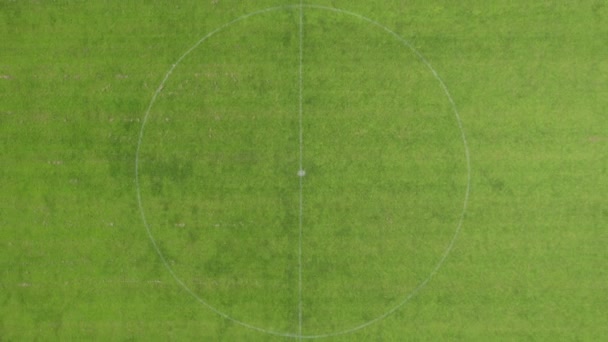 Цей Висококутний Дрон Показує Бездоганний Стан Футбольного Поля Яскравим Зеленим — стокове відео