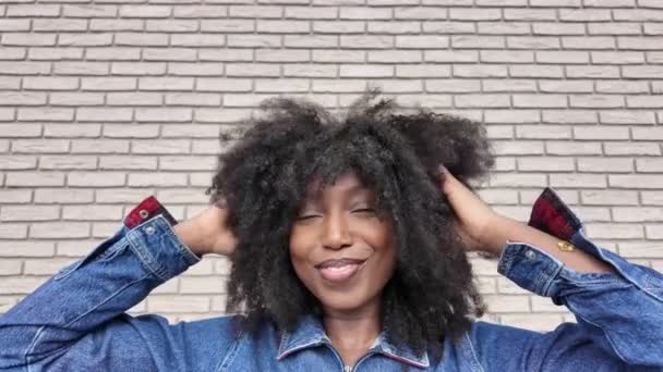 Este Metraje Una Joven Vibrante Mujer Negra Con Cabello Afro Metraje De Stock