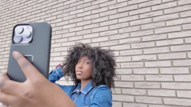 Молодая Чёрная Женщина Погружена Современный Акт Селфи Простом Городском Фоне — стоковое видео