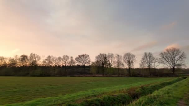 Esta Grabación Captura Tranquilidad Amanecer Sobre Paisaje Rural Cámara Atraviesa — Vídeo de stock