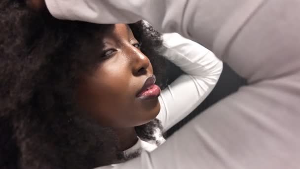 Захоплюючому Показі Привабливості Цей Кліп Демонструє Молоду Афроамериканську Жінку Суворій — стокове відео