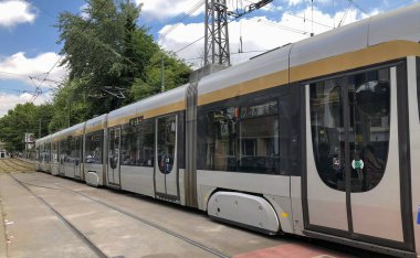 BRÜKSEL, BELGIUM, 1 Temmuz 2019: Mavi tramvay, güneşli bir günde trafikte toplu taşıma. Yüksek kalite fotoğraf