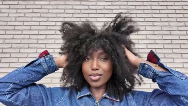 Ten Filmik Ukazuje Modną Młodą Afroamerykankę Dostosowującą Swoje Kręcone Włosy — Wideo stockowe