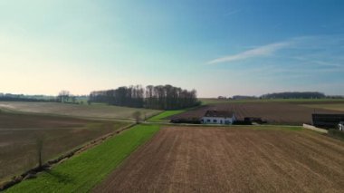 Bu sakin stok görüntüleri Pajottenland 'ın sakin tarım arazilerinin geniş bir panoramasını sunuyor. Geniş tarımsal alanlar, yeşil ve kahverenginin değişik tonlarıyla çalışan, sembolize edilen