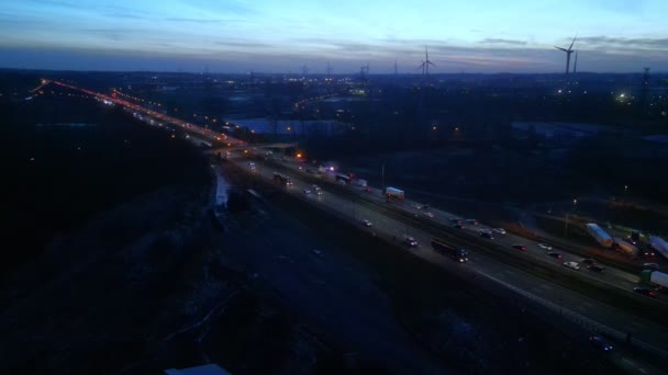 Dieses Luftbild Fängt Eine Belebte Autobahn Der Abenddämmerung Ein Wobei — Stockvideo