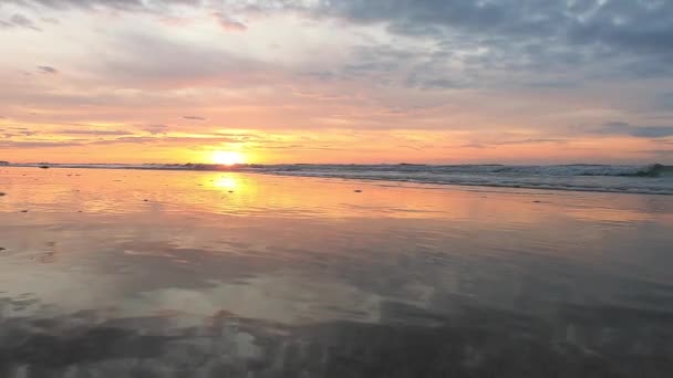 Lélegzetelállító Felvétel Naplemente Nyugodt Pillanatait Örökíti Meg Ahogy Nap Horizont — Stock videók
