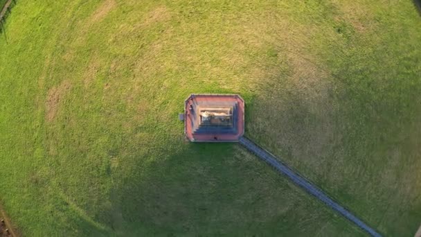 2024年3月13日 比利时滑铁卢 这段录像提供了一个壮观的狮子丘的空中景观 狮子丘是滑铁卢战役现场的标志性纪念碑 当相机向上旋转时 — 图库视频影像