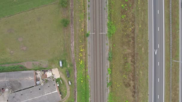 Den Här Drönarfilmen Ger Ett Slående Flygperspektiv Motorväg Som Löper — Stockvideo
