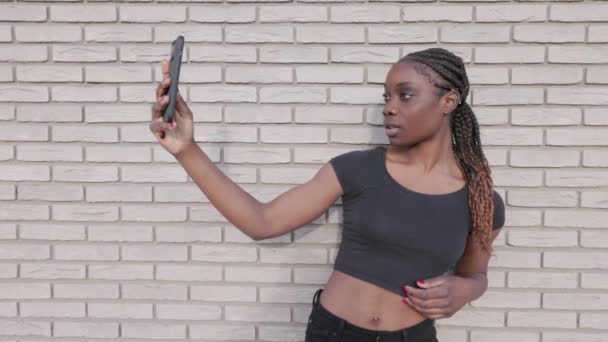 Заснятый Замедленной Съемке Материал Показывает Молодую Чернокожую Женщину Плетеными Волосами — стоковое видео