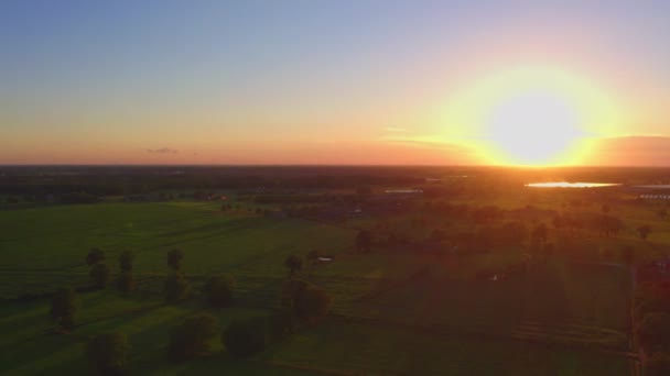 Ditangkap Oleh Drone Rekaman Ini Menampilkan Matahari Terbenam Yang Menakjubkan — Stok Video