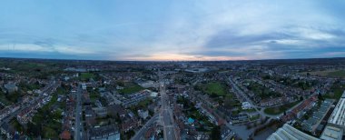 Bergensesteenweg, Sint-Pieters-Leeuw, Brüksel, Belçika, 26 Mart 2024, bu panoramik hava görüntüsü, yerleşim sokakları ve evleri olan bir banliyö bölgesinin alacakaranlıktaki sakin güzelliğini yansıtıyor.