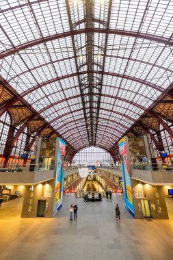 Antwerp, Belçika, 25 Ocak 2024 'te, Antwerp Merkez İstasyonu' nun geniş kapsamlı tepe örtüsü bu görüntüde, istasyonların yapısı sergilenirken salonun üzerine uzanıyor. Yolcular bir araçtan görüldü