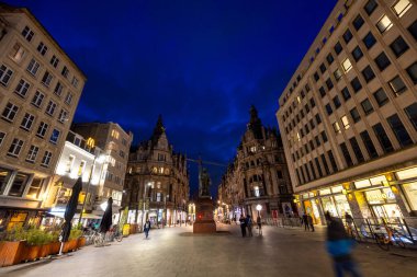 Antwerp, Belçika, 25 Ocak 2024, bu büyüleyici görüntü Meir, Antwerps 'in baş alışveriş bulvarının özünü yansıtıyor. Akşamüstü gökyüzü, koyu maviyle boyanmış.