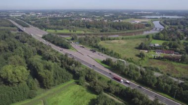 Brüksel ile Antwerp arasındaki E19 karayolunu yakalayan geniş çaplı hava manzarası Mechelen 'den görüldü. Görüntülerde kalabalık çoklu şeritli otoyolun yeşil bir arazide araçlarla kesiştiği görülüyor.