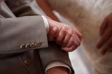 Düğün törenlerinde, bir çift, aşklarını ve bağlılıklarını sembolize ederek, el ele tutuşarak özel bir anı paylaşır.