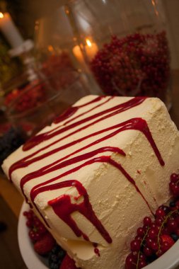 Kırmızı çiselemeli ve meyveli güzel kare pasta, özel kutlamalar için ideal, zarif ve gurme.