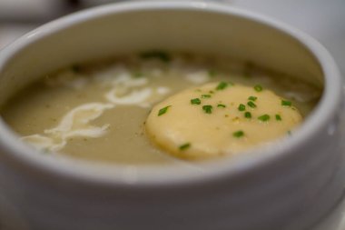 Tatmin edici bir yemek için, Frenk soğanı, ekşi krema veya peynirle tamamlanmış zengin ve kremalı patates çorbasını kaçırmayın.